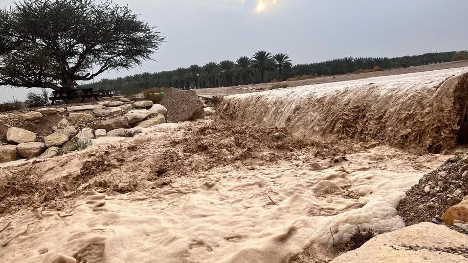 מזג האוויר הסוער:  זרימה בנחל עומר בערבה התיכונה  צילום עפרי לב