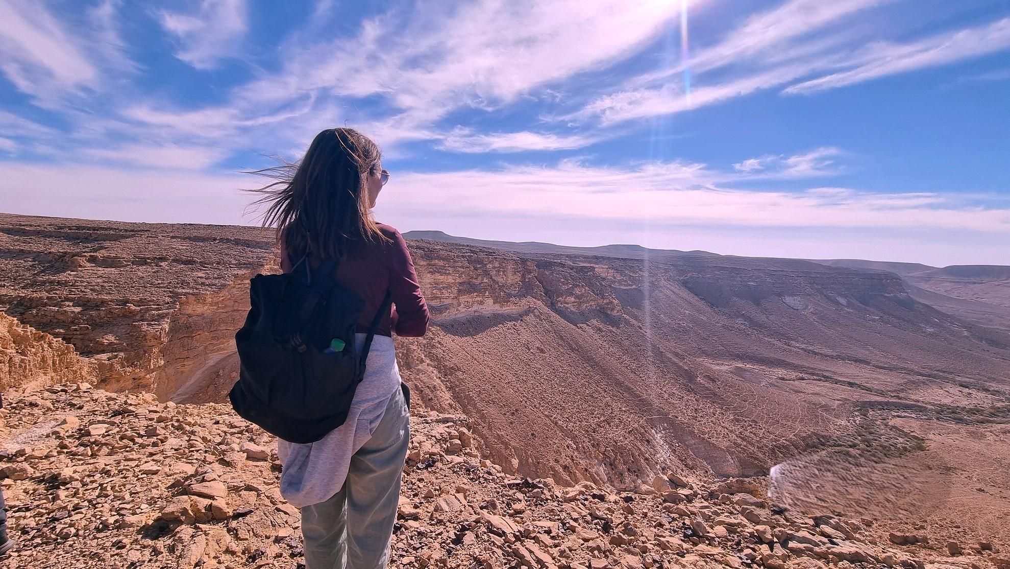 כתבת פספורטניוז, ספיר פרץ, בפסגת הר כרכום, שההגעה אליו אפשרית מכביש 10