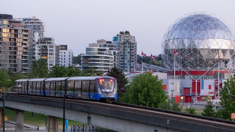רכבת SkyTrain, ונקובר קנדה. צילום: EB Adventure Photography, shutterstock