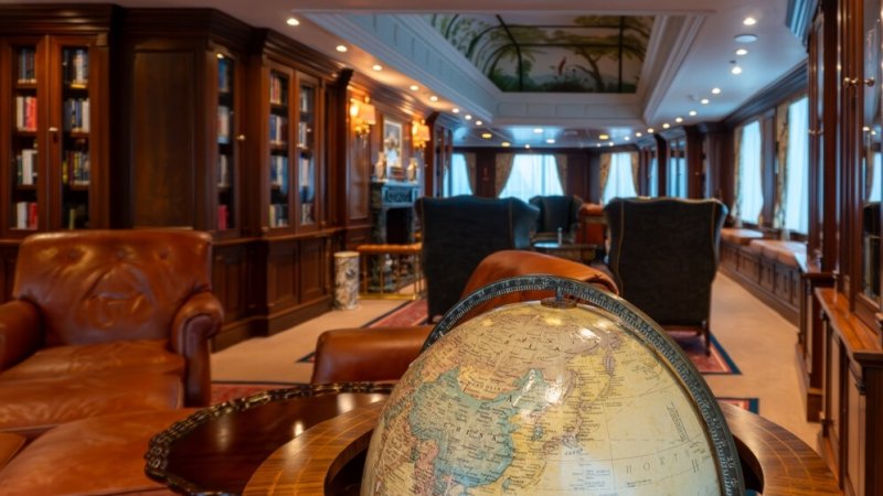 ספריה באונייה של Oceania Cruises. צילום: EWY Media, shutterstock