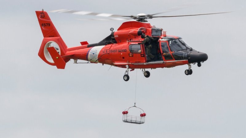 חילוץ באמצעות מסוק של משמר החופים האמריקאי. צילום: BlueBarronPhoto, shutterstock