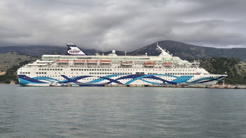 קראון איריס של מנו ספנות בעגינה בנמל ארגוסטלי, יוון. צילום: מ.ל.ת