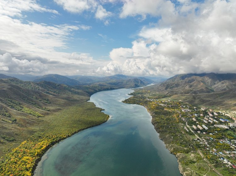 נהר אירטיש. צילום: Collab Media, shutterstock