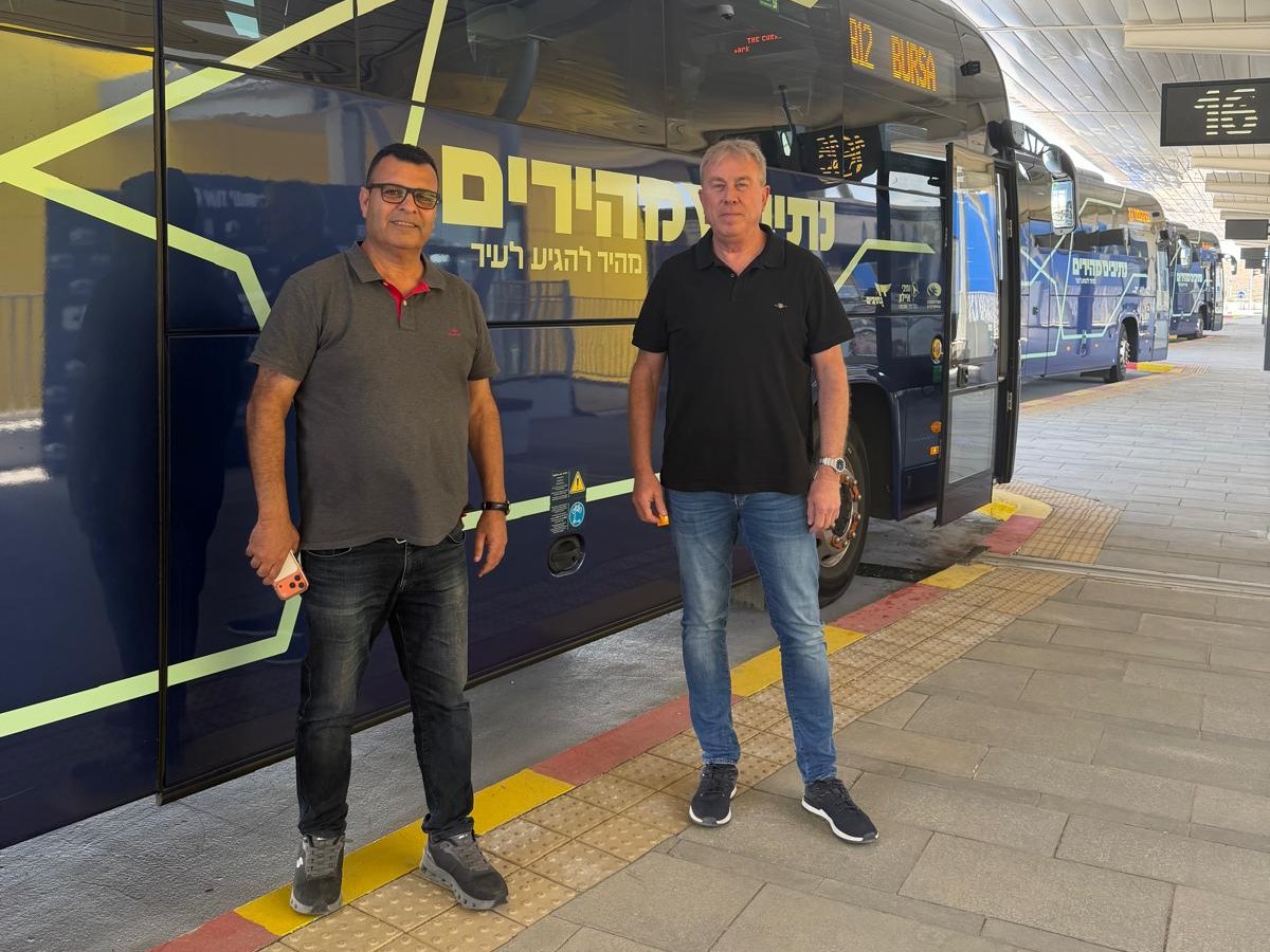 מימין: עופר זילבגר, יו"ר קבוצת דן ורמי טברזר, מנכ״ל המתחמים וההיסעים דן נתיבים. צילום: יחצ