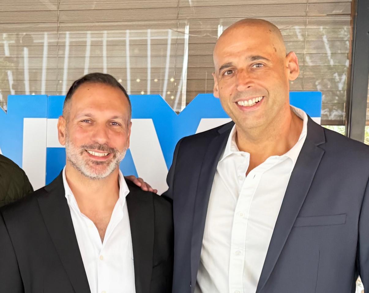 מימין: ליאור רביב, משנה למנכ"ל ישרכארט ומני כהן מנכ"ל אמריקן אקספרס ישראל. צילום: זאביק דרור