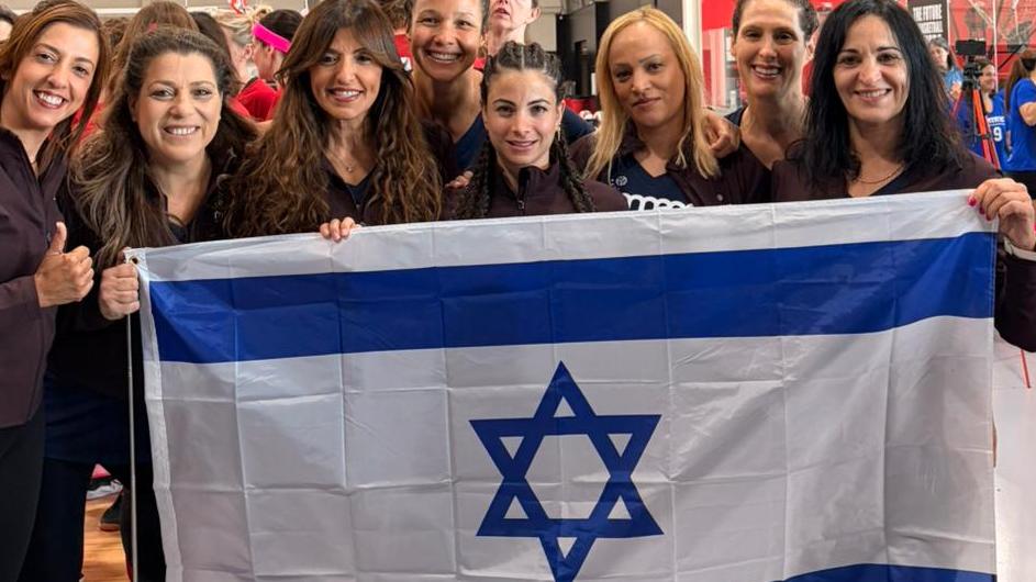 הקבוצה מורכבת משחקניות מכפר סבא, באר שבע ולוס אנגלס