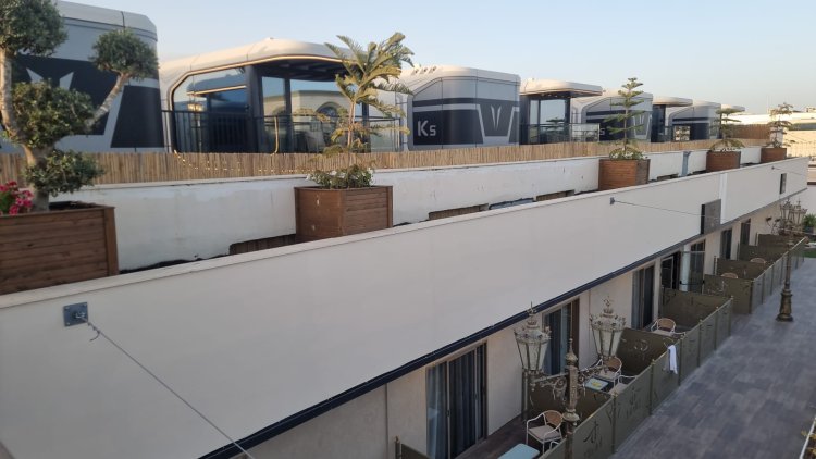 קפסולות אירוח על הגג ומתחת החדרים הסטנדרטיים יותר. צילום: ספיר פרץ