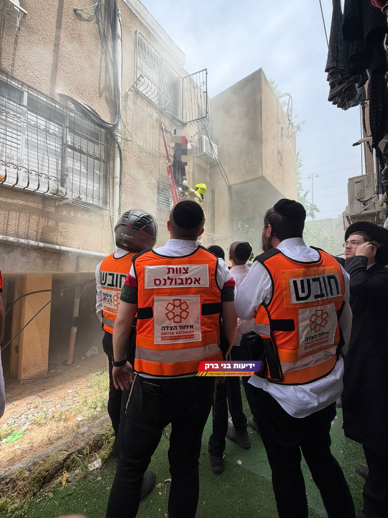 6 לכודים חולצו בשריפה בבני ברק. צילום: ידיעות בני ברק, מתוך עמוד כבאות והצלה ארצי