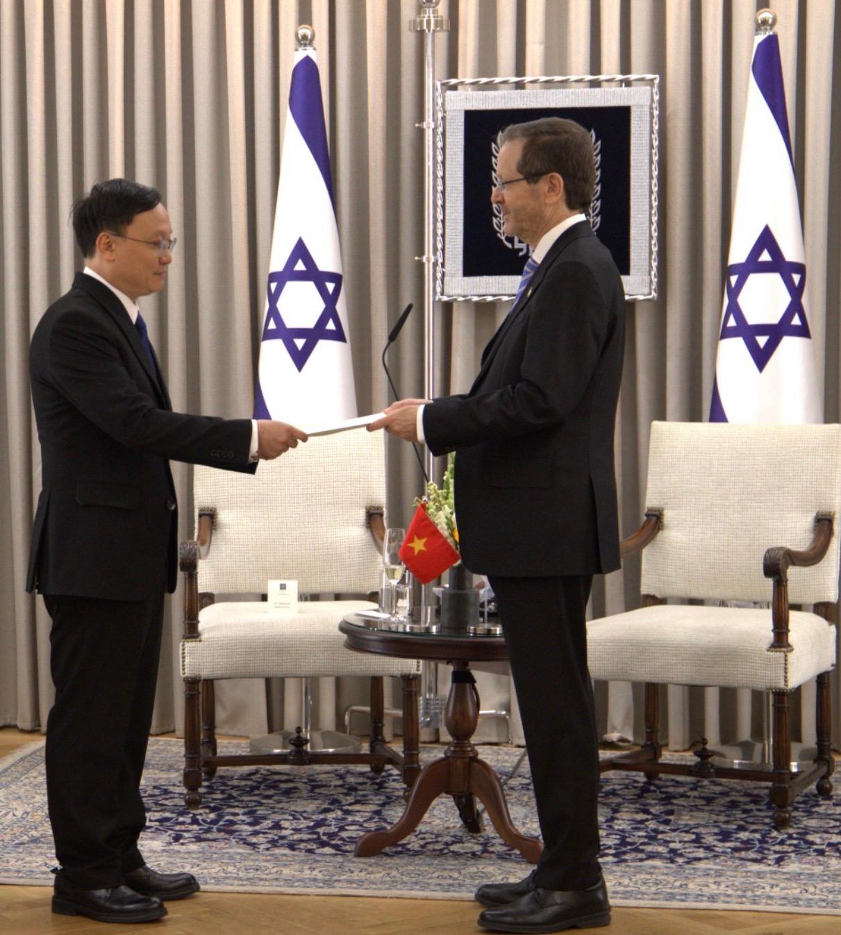 Right: Herzog and the Vietnamese Ambassador and Yoram Naor at the President's residence. Photo: Courtesy of the Vietnamese Embassy