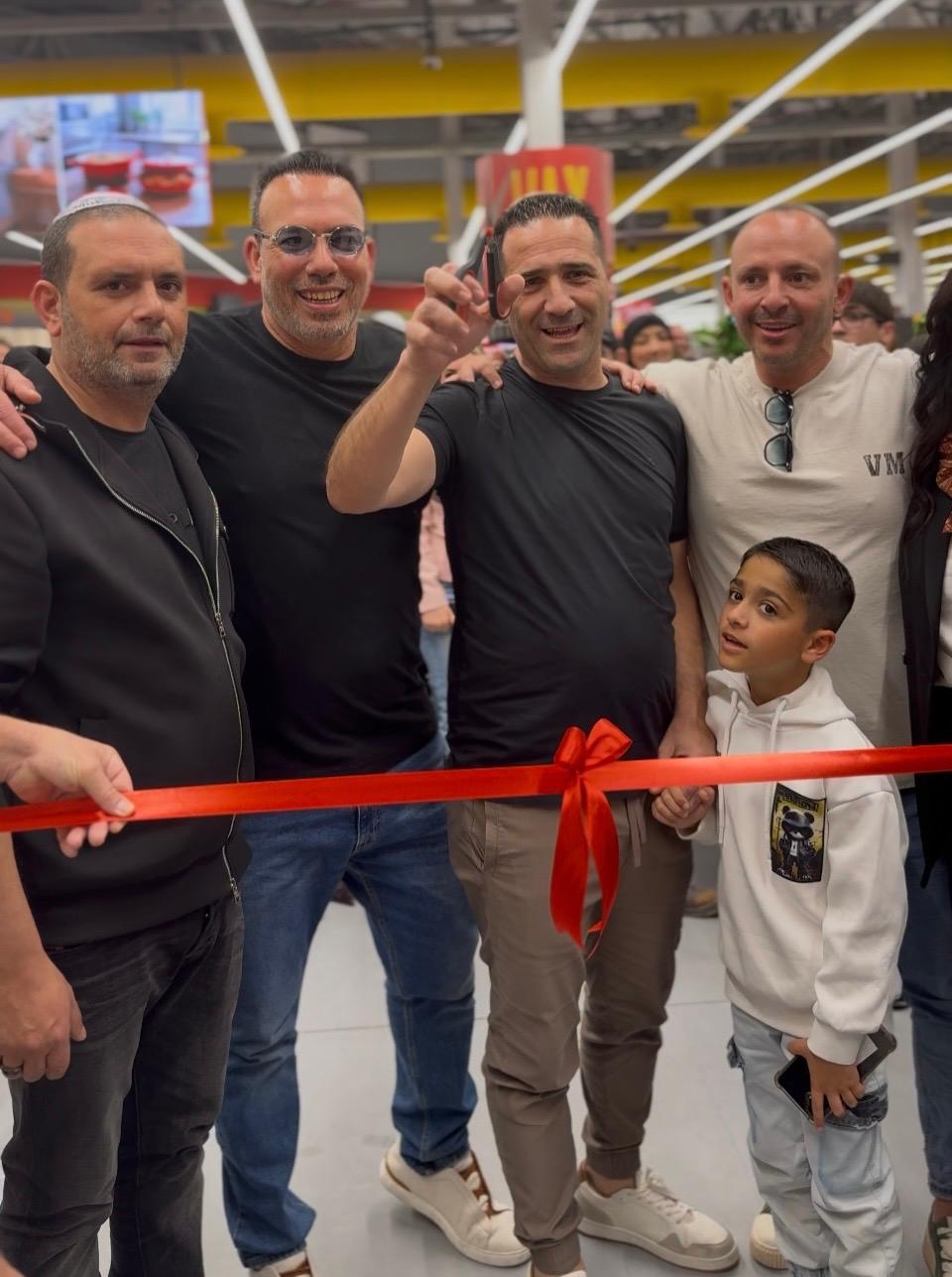 אופיר אדרי סמנכל רשת חנויות, מאיר דהאן מנהל הסניף, אורי מקס מנכל ובעלים, שלמה כהן משנה למנכל. צילום: יחצ
