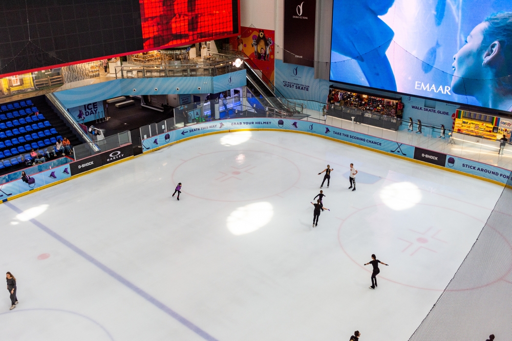 החלקה על הקרח ב-Dubai Mall. צילום: hamdi bendali / Shutterstock