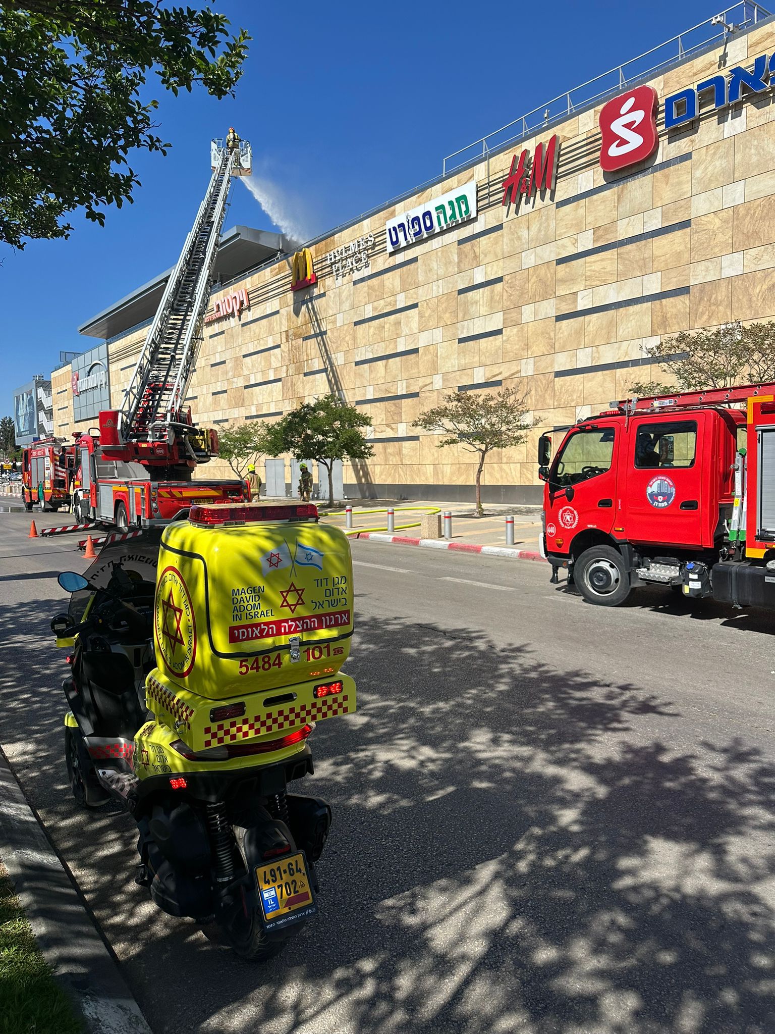 שריפה בקניון שבעת הכוכבים. צילום: כבאות והצלה ארצי