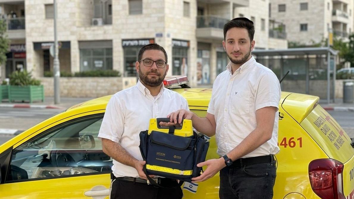 שני מתנדבי מדא הצילו את חייו של גבר שהתמוטט מדום לב בדיוטי פרי