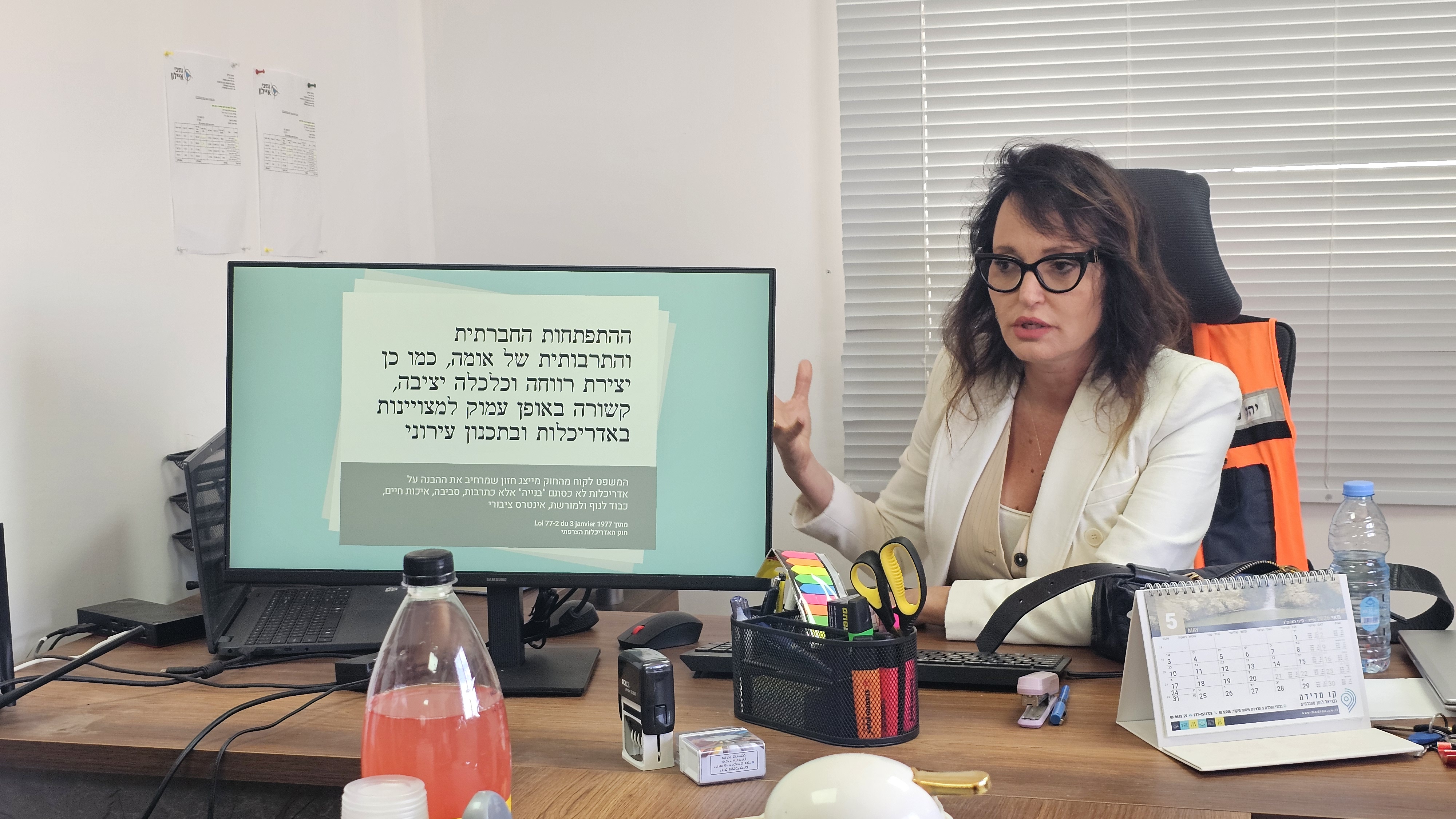האדריכלית עינב עצמון, ראש מנהלת ההתחדשות העירונית של פתח תקווה. צילום: אירה מקיינקו