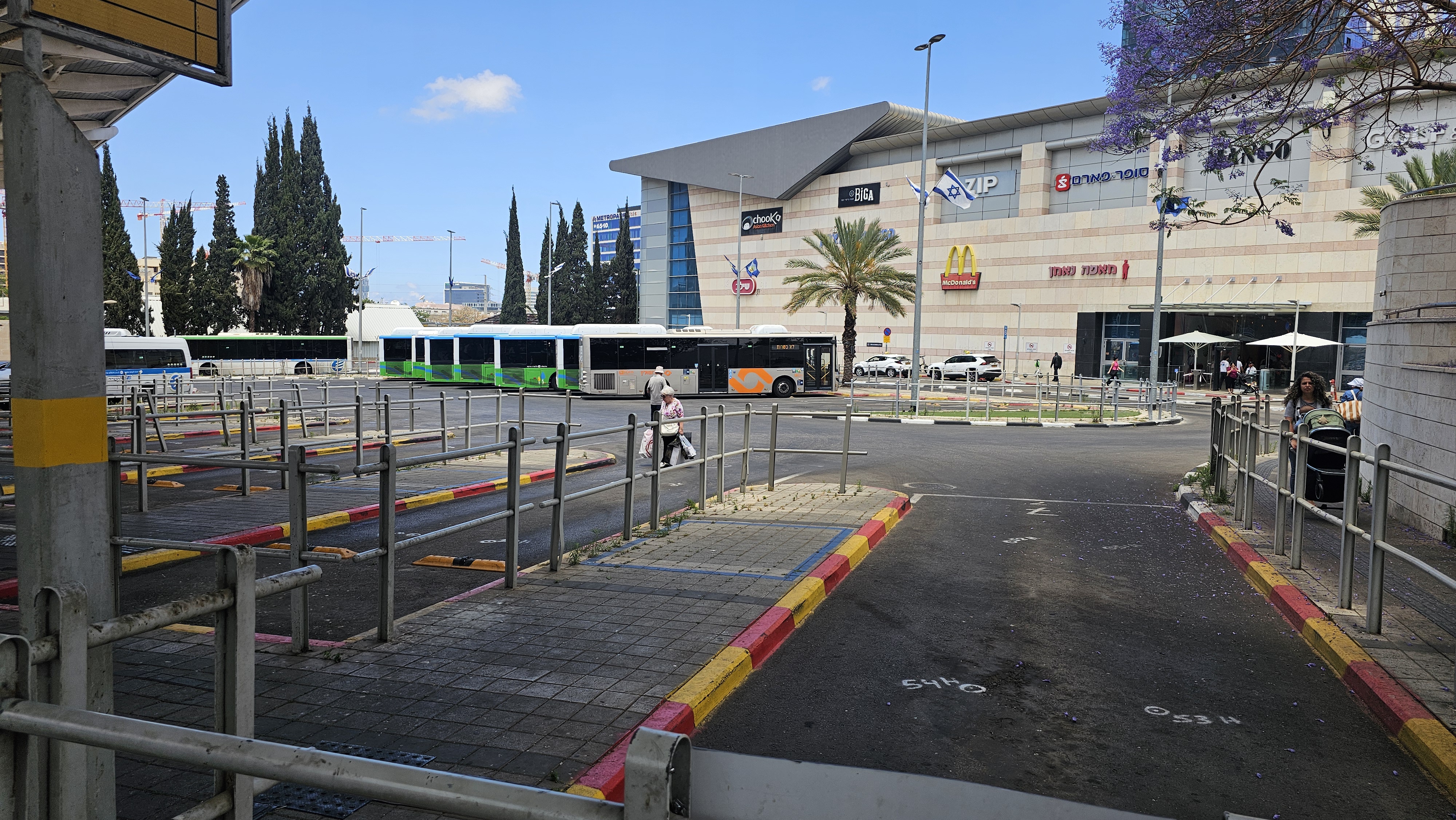 מסוף אבנת המרכזי בפתח תקווה. צילום: אירה מקיינקו