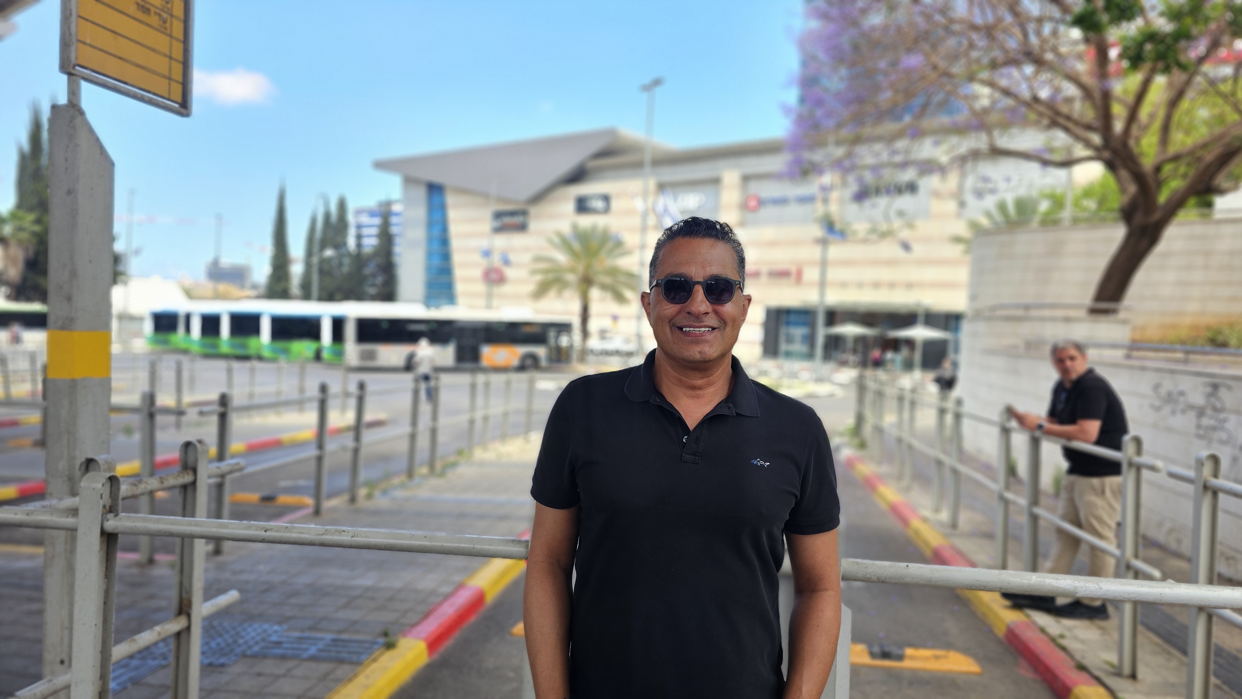 שי מלכה, סמנכל חברת אלקטרה אופקים, במסוף אובנת. צילום: אירה מקיינקו