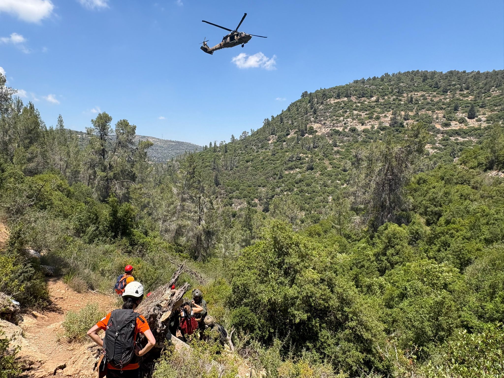 חילוץ מטיילת שנתקעה בנחל קטלב. צילום: יחלצ עציון-יהודה