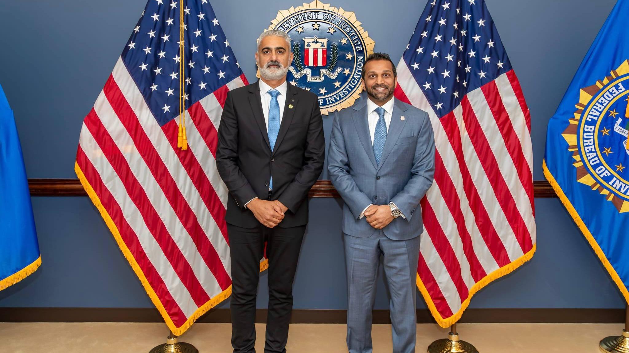 ראש ה-FBI, קאש פאטל, עם ראש מערך הסייבר הלאומי, יוסי כראדי