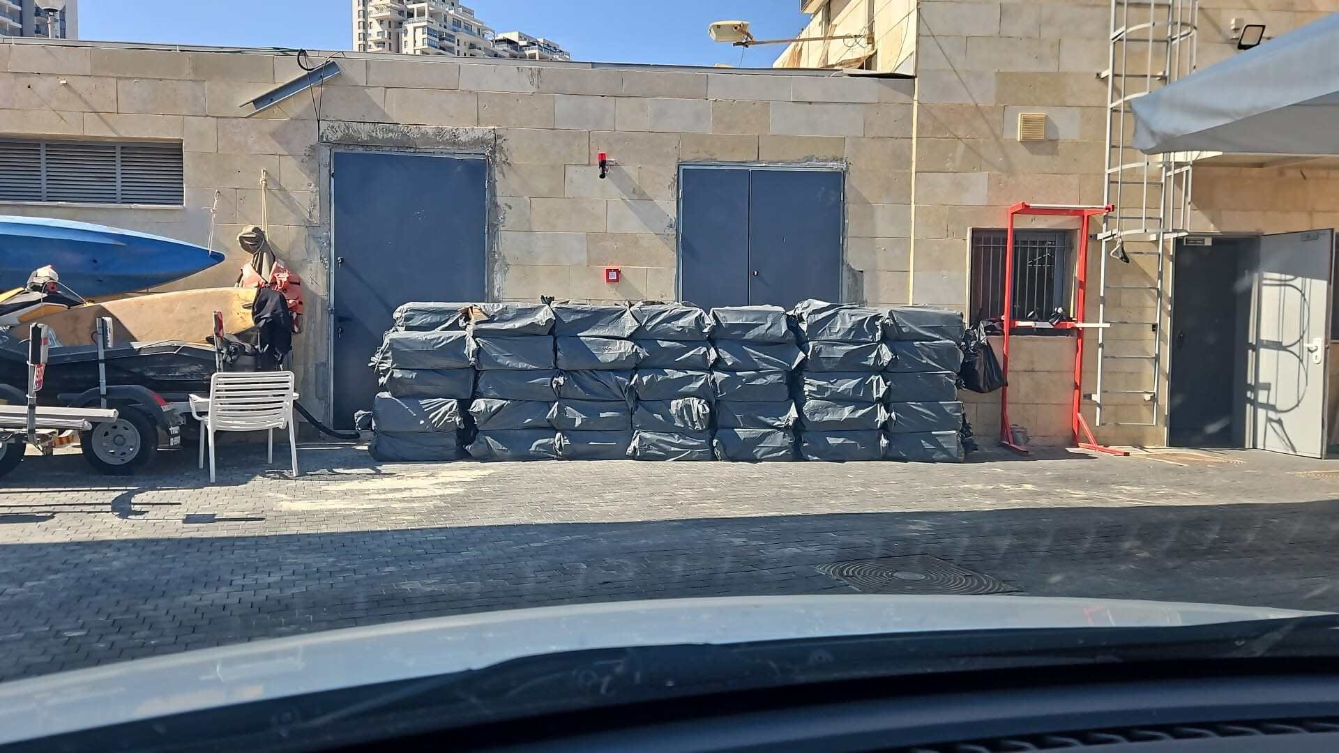 סיגריות בשווי כ-7 מיליון שקל נתפסו מול חופי אשדוד. צילום: רשות המיסים