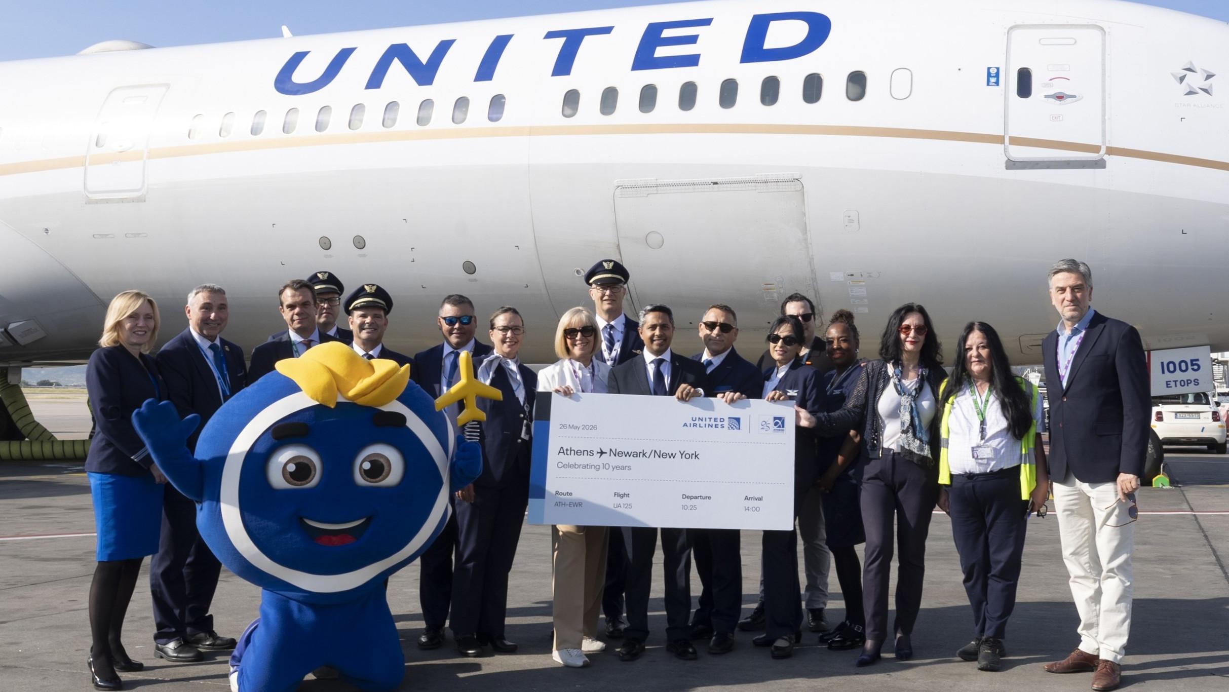 חוגגים עשור ל-UNITED בנמל התעופה של אתונה. צילום: AIA / United