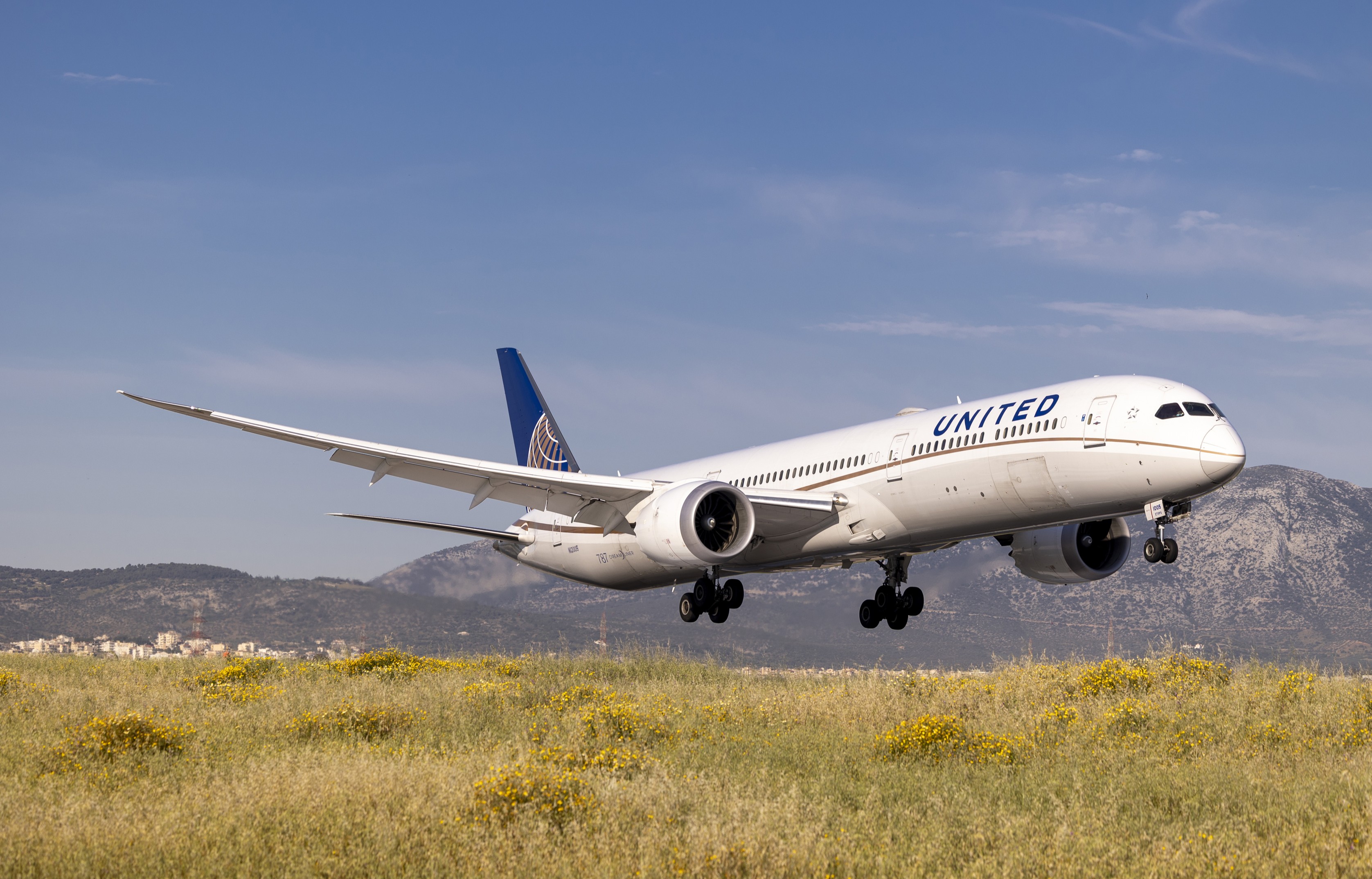 חוגגים עשור ל-UNITED בנמל התעופה של אתונה. צילום: AIA / United