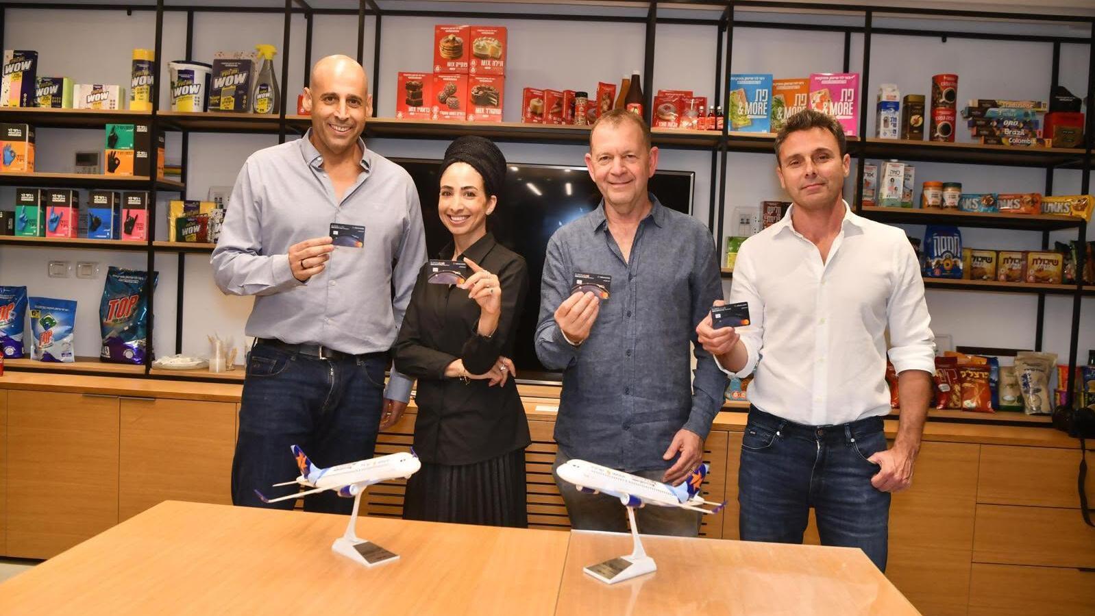 בכירי ישראייר וחברת ישראכרט לאחר החתימה על ההסכם. צילום: ישראייר