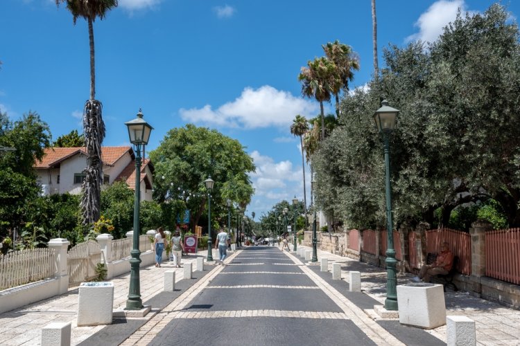 הלב הפועם של המושבה - מדרחוב זכרון יעקב. צילום: Alexander_Peterson, shutterstock