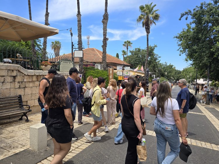 להכיר את הסיפורים לעומק - סיורים בהדרכת צהלה ברוש. צילום: סטודיו A