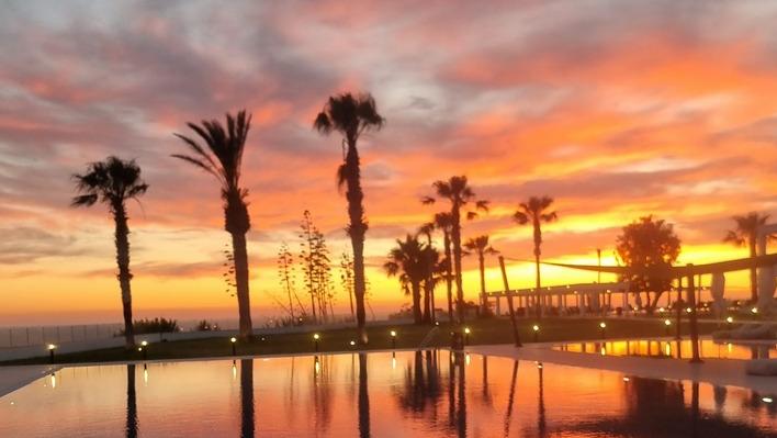 שקיעה במלון Paphos Hills Resort . צילום: PassprtNews