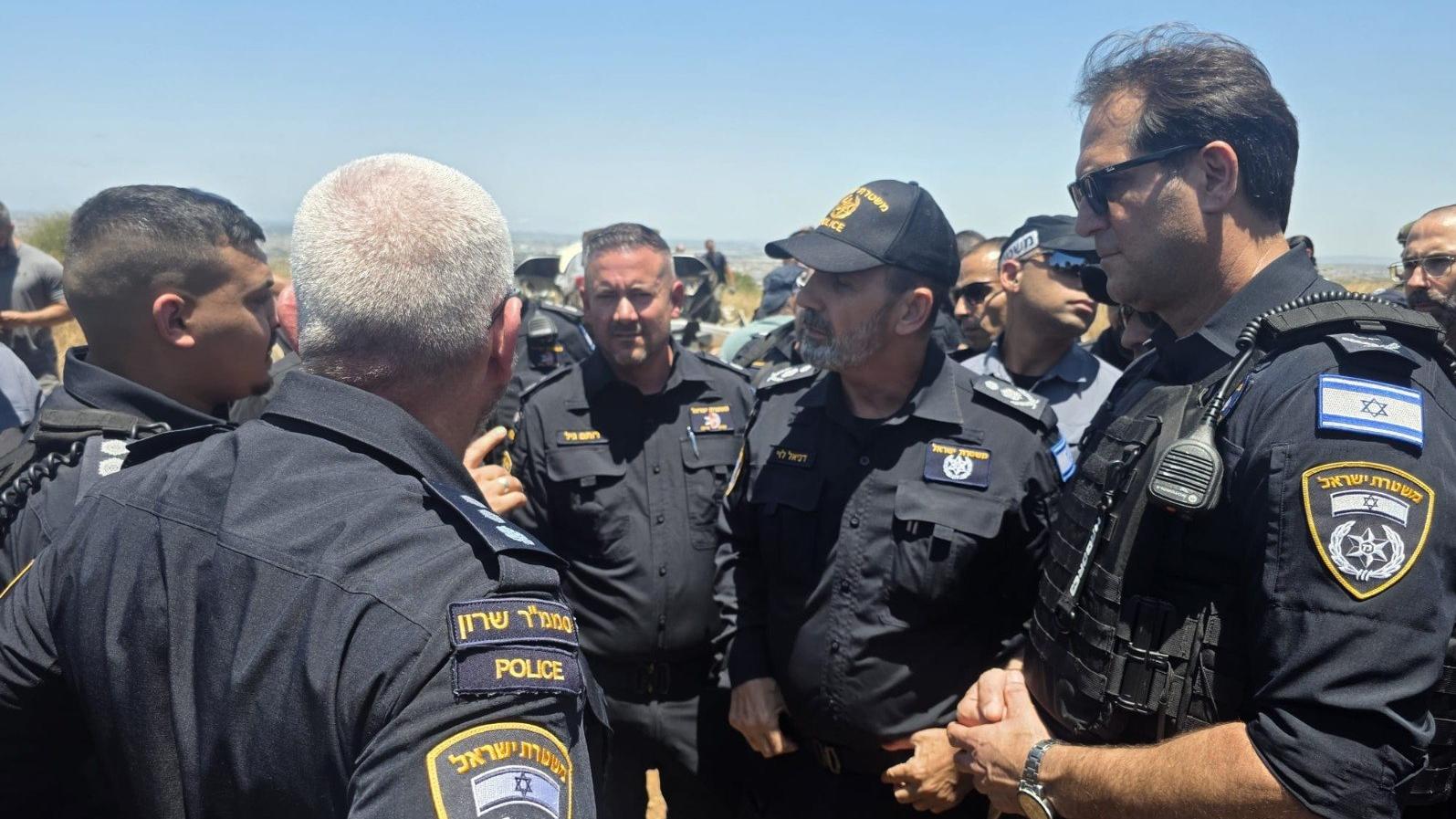 מפקדי משטרת ישראל בזירת הפיגוע. צילום: משטרת ישראל