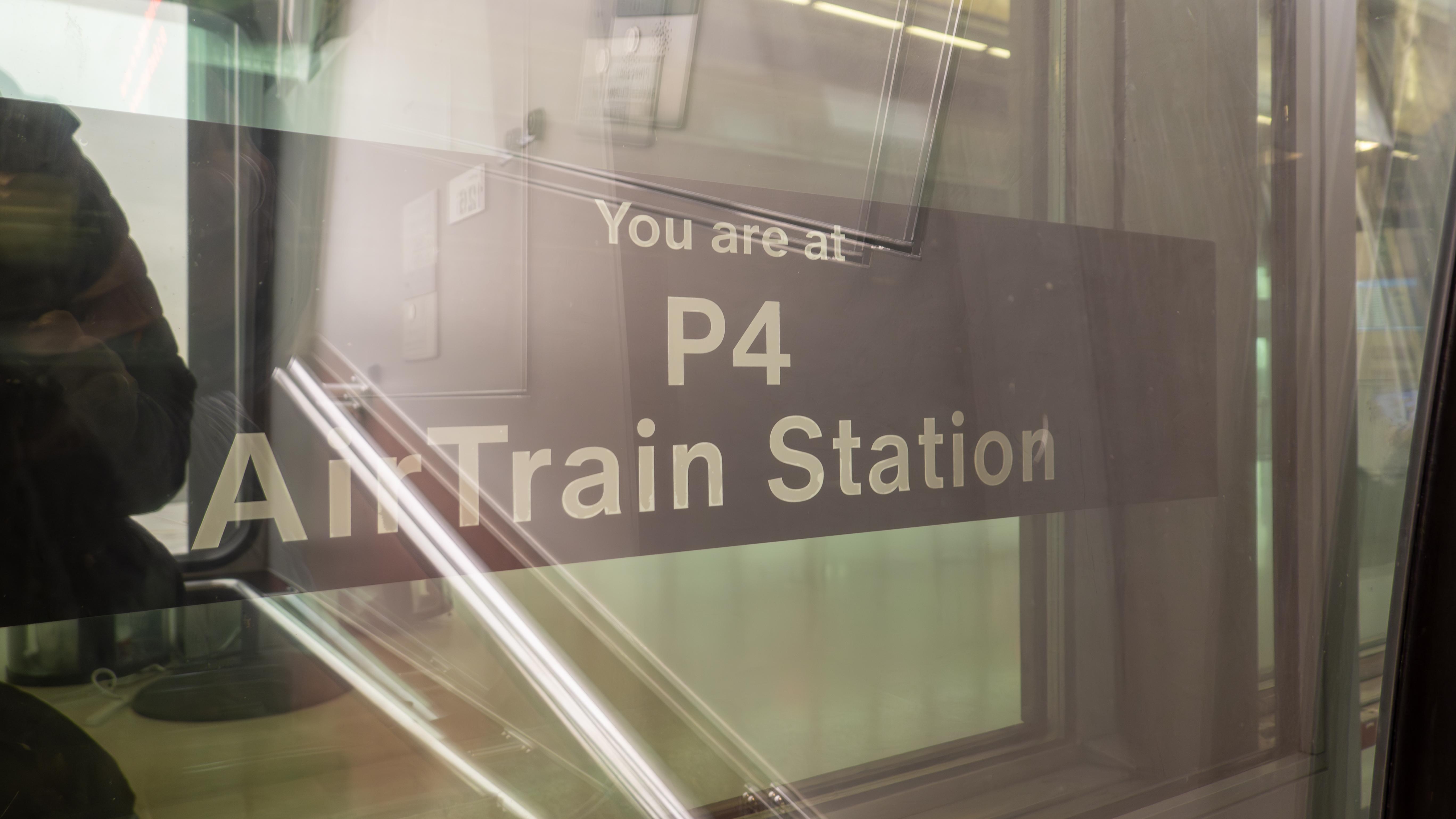 AirTrain בנמל התעופה ניוארק. צילום: Alexanderstock23 / Shutterstock.com