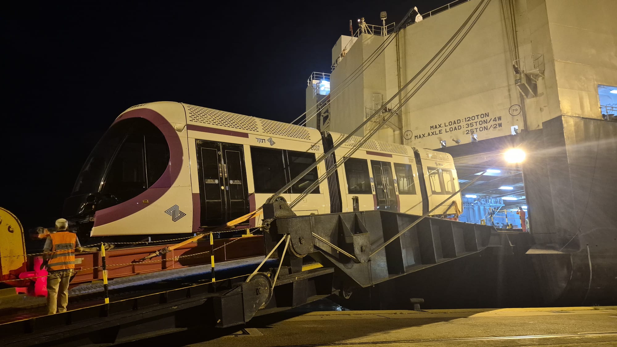 קרונות הקו הסגול של הרכבת הקלה בנמל חיפה. צילום: מ.ל.ת
