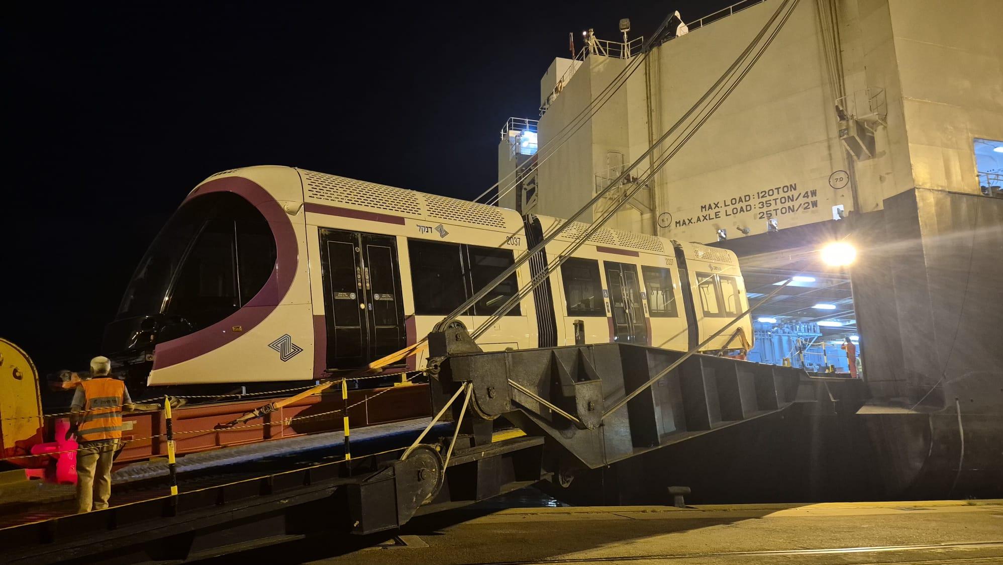 קרונות הקו הסגול של הרכבת הקלה בנמל חיפה. צילום: מ.ל.ת