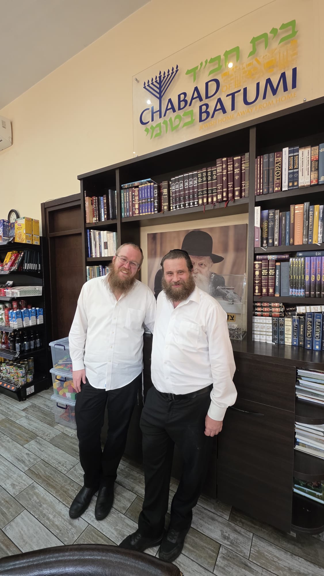 בית חבד באטומי, עם השליח ר' זאבי מנדלזון. צילום: דודי רובינשטיין