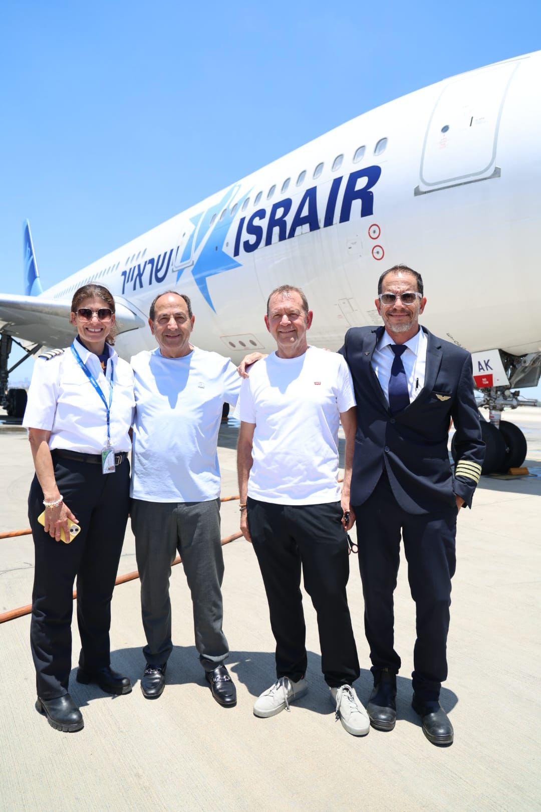 רמי לוי, אורי סירקיס וצוות הטייסים. צילום: סיון פראג׳