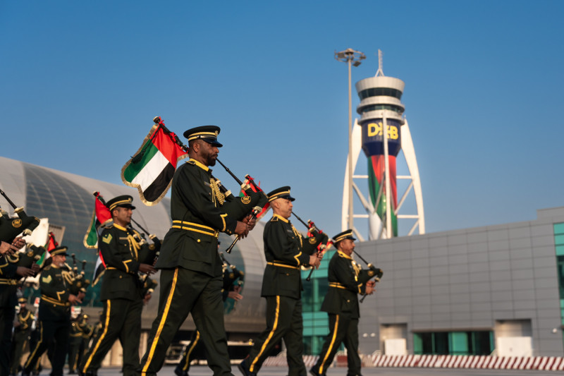 צביעת מגדל הפיקוח של דובאי. צילום: DXB