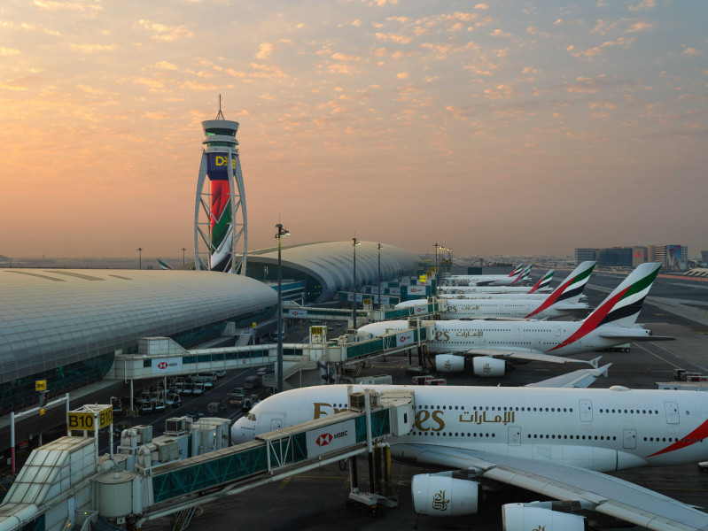 צביעת מגדל הפיקוח של דובאי. צילום: DXB