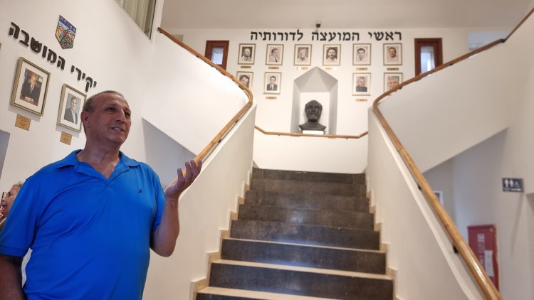 הסיור מתחיל כאן, בבית המועצה. צילום: ספיר פרץ