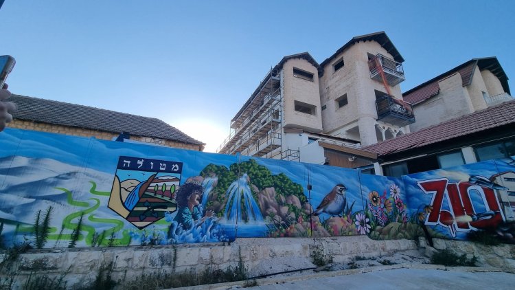 המלון שספג מספר פגיעות טילים ישירות במלחמה, בגלל המצלמות והאנטנות הממוקמות על הגג שלו, עובר בימים אלה שיפוץ. צילום: ספיר פרץ