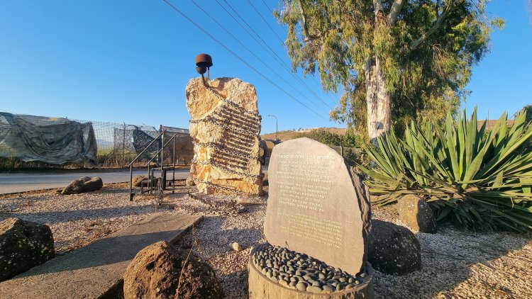 הסיור עובר גם כאן: האנדרטה לחללי אסון הספארי הצמודה לגדר הגבול עם לבנון. האנדרטה היא בעיצובו של האדריכל ישראל גודוביץ' שהלך באחרונה לעולמו. צילום: ספיר פרץ