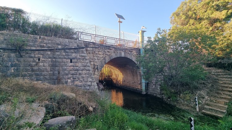 עוד נקודה בסיור: הגשר החוצה בין ישראל ללבנון עם זרימת מים. בעבר נתפסו כאן הברחות נשק וסמים. צילום: ספיר פרץ