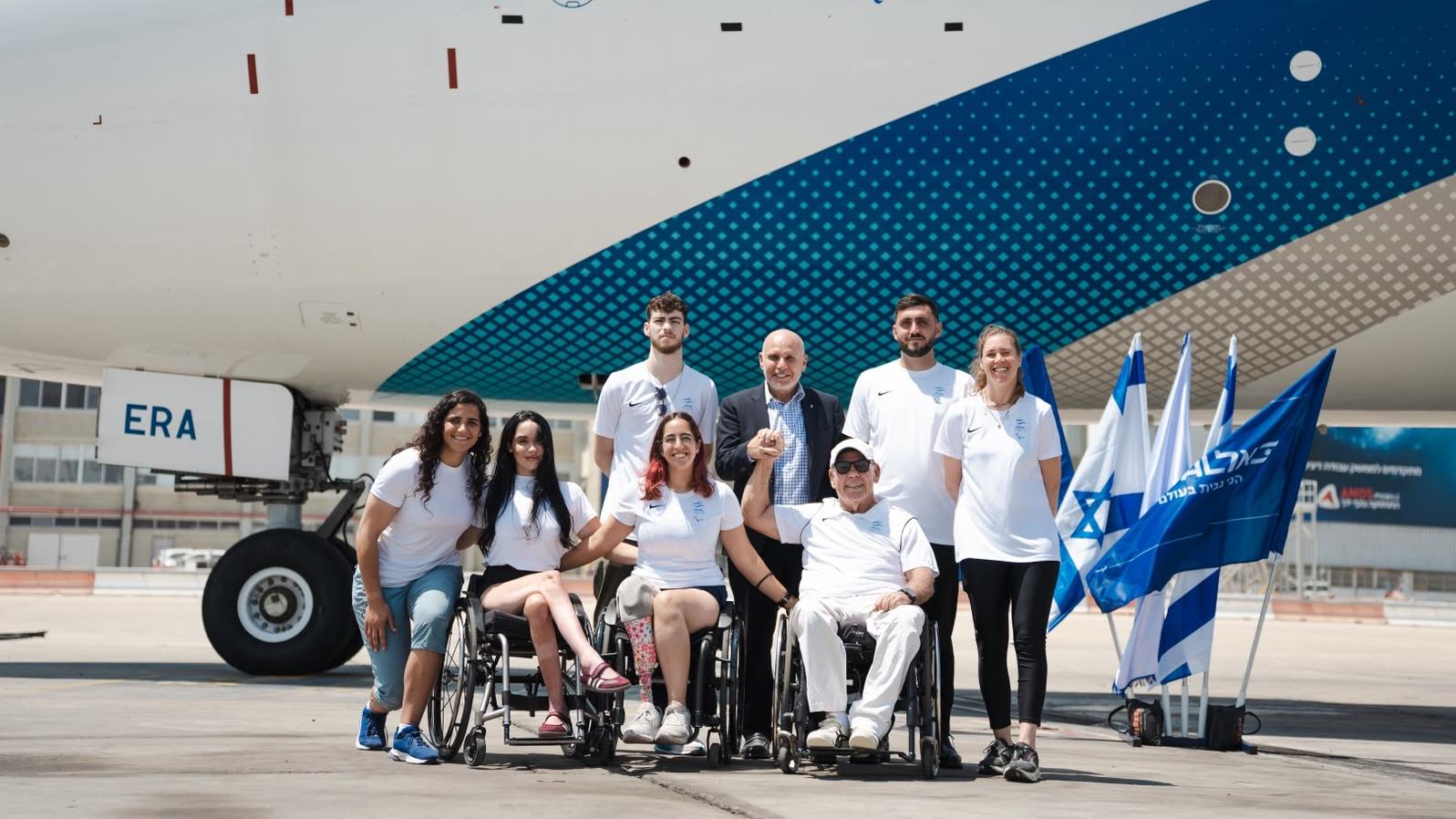 מנכל אל על לוי הלוי ויור הועד הפראלימפי משה מוץ מטלון, עם הספורטאים הפראלימפיים