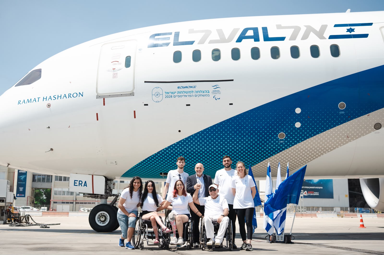 מנכל אל על לוי הלוי ויור הועד הפראלימפי משה מוץ מטלון, עם הספורטאים הפראלימפיים. צילום: אסיף לנקרי