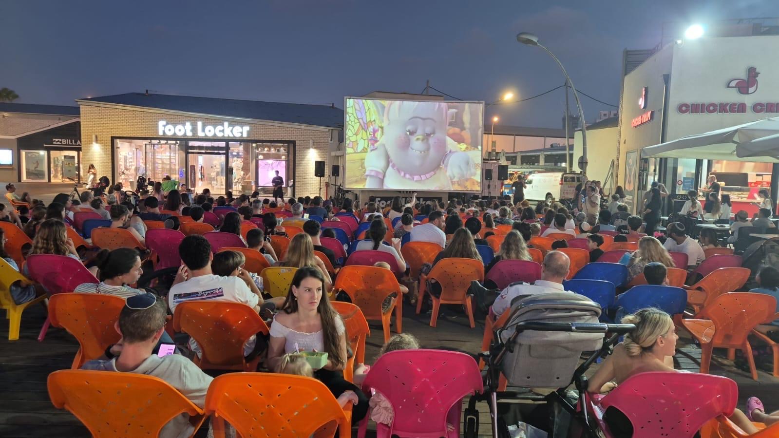 הקרנת סרטים מדובבים תחת כיפת השמיים בנמל תל אביב. צילום: יחצ