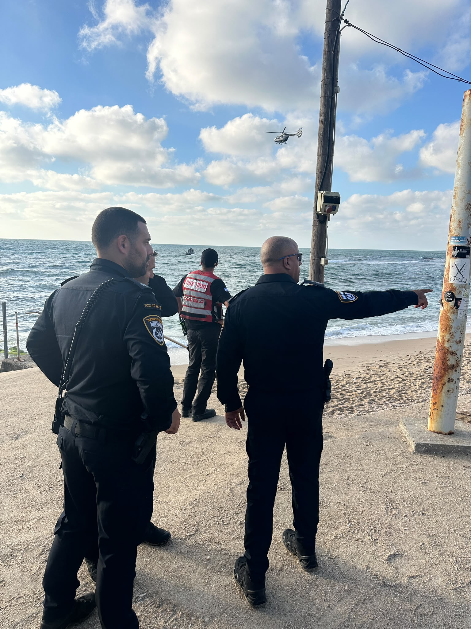 שוטרי מחוז מרכז מתחנת יבנה מקיימים כעת חיפושים נרחבים אחר נער נעדר בחוף פלמחים. צילום: דוברות המשטרה