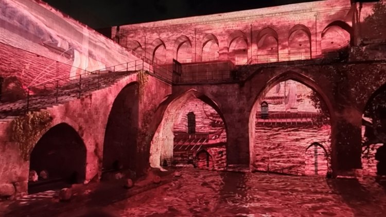 לכל הדעות, חיזיון אור קולי מרהיב המספר את סיפורה של עכו העתיקה. צילום: ספיר פרץ