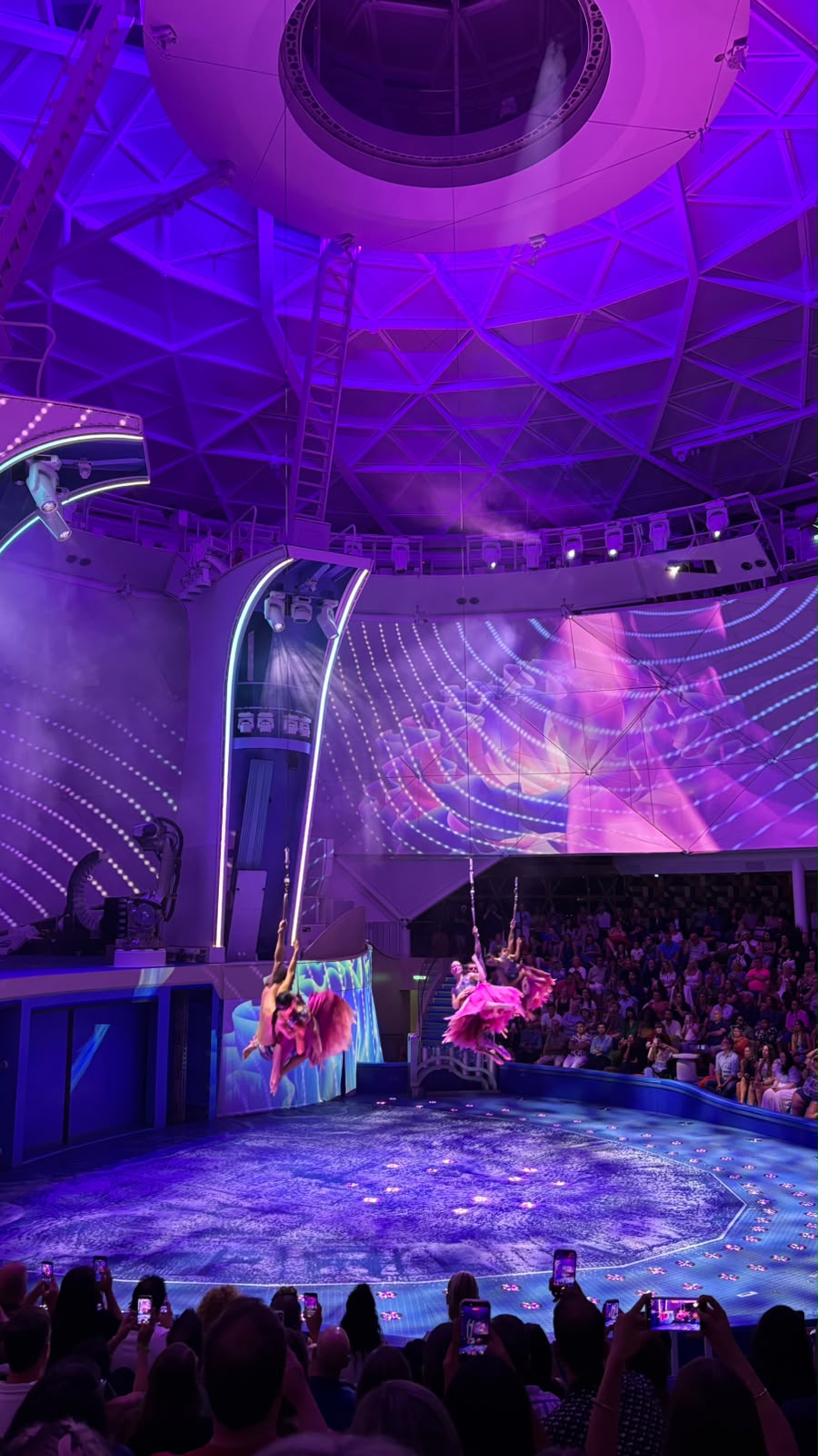 מופע המים Shockwave ב-Legend of the Seas. צילום: מתן חצרוני
