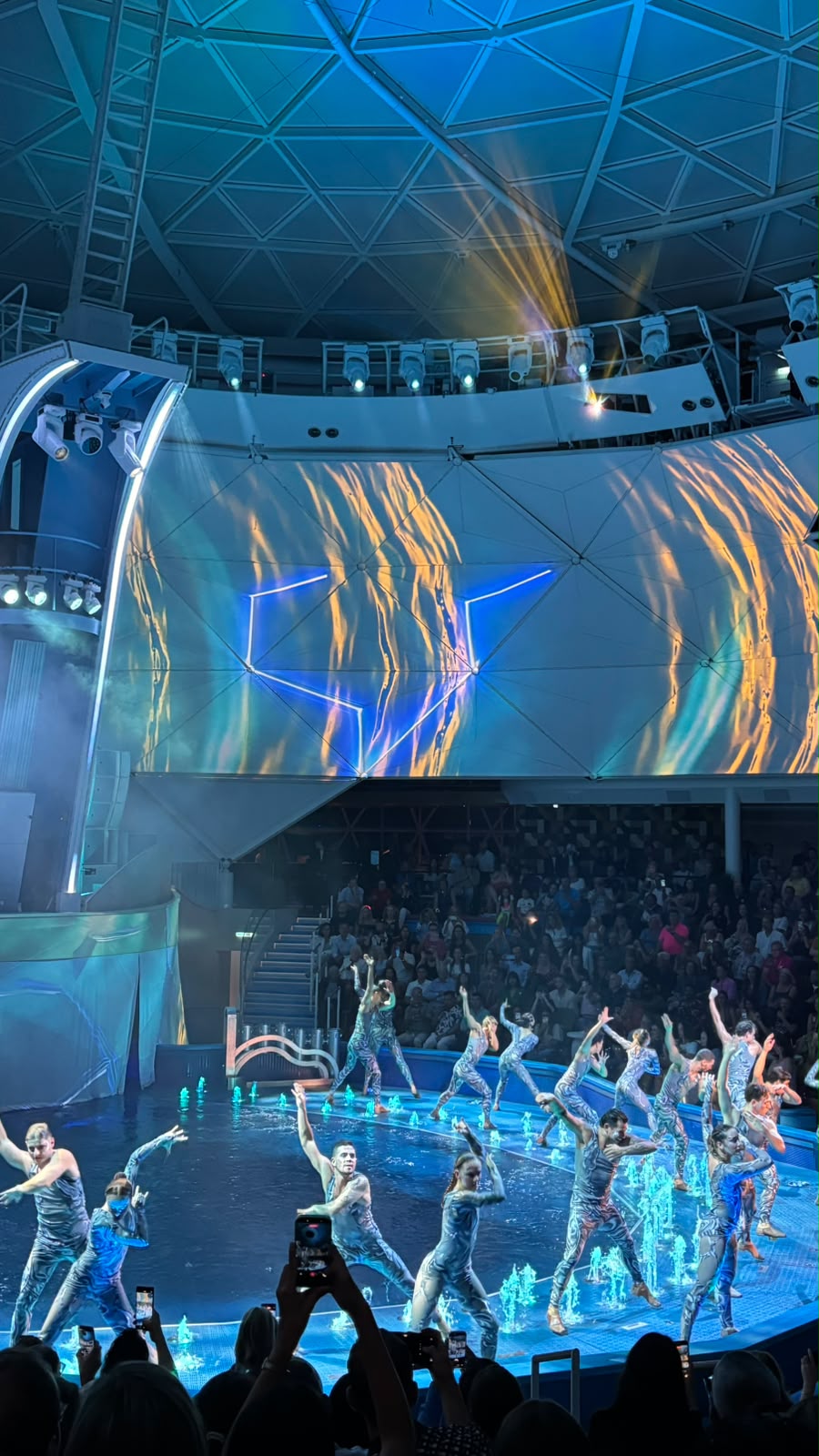 מופע המים Shockwave ב-Legend of the Seas. צילום: מתן חצרוני