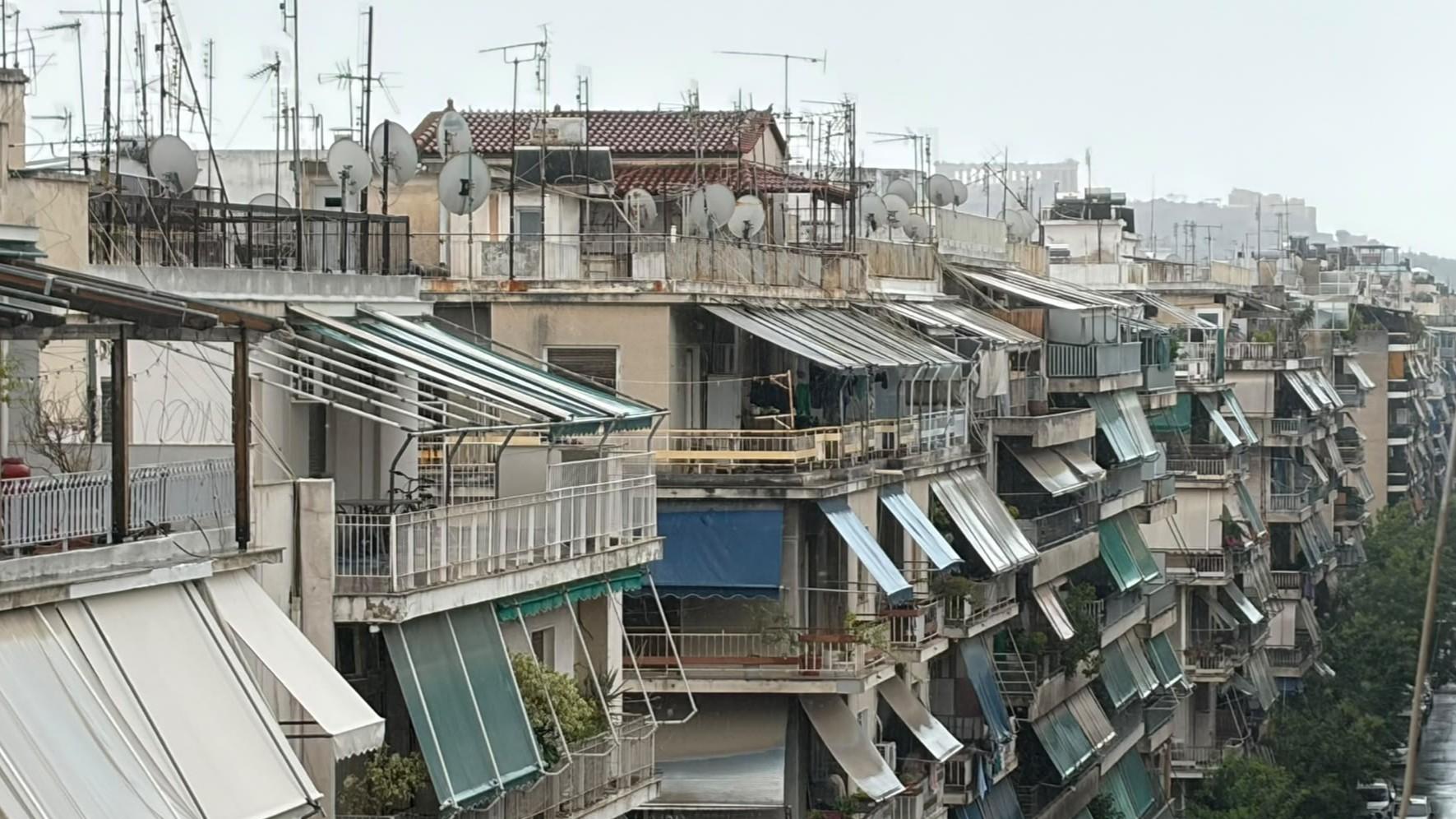 גשמי קיץ באתונה. ברקע: האקרופוליס. צילום: עמית קוטלר