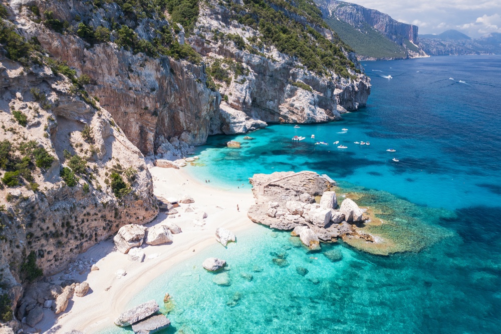 חוף Cala Mariolu בסרדיניה, איטליה. צילום: Shutterstock